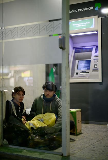 Hugo, Sofía y Lucas en el cajero del banco Provincia, en 2024.