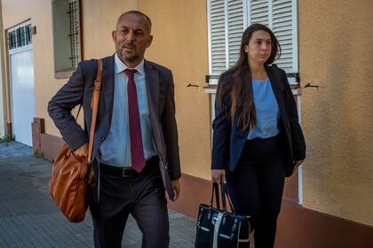 Hugo Tomei, abogado de los ocho imputados, es acompañado en la defensa por Emilia Pertossi, hermana de dos de los acusados, Ciro y Luciano
