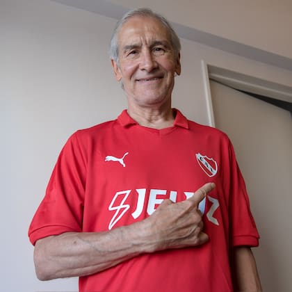 Hugo Villaverde y un homenaje que le hizo Independiente cuando cumplió 70 años, el 27 de enero de 2024