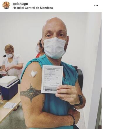 Hugo Vitale, uno de los médicos del Hospital Central, que se adelantó a la campaña oficial y recibió la vacuna el lunes, apenas llegaron las dosis. La publicación que hizo en las redes sociales ofuscaron al Ministerio de Salud.