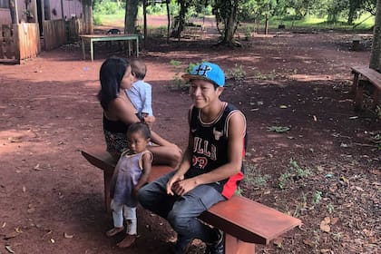 Hugo vive junto a su mujer y sus dos hijos en la comunidad Guapoy