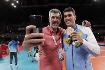 Padre e hijo: Hugo y Facundo Conte, durante la entrega de la medalla de bronce de voleibol en Tokio 2020