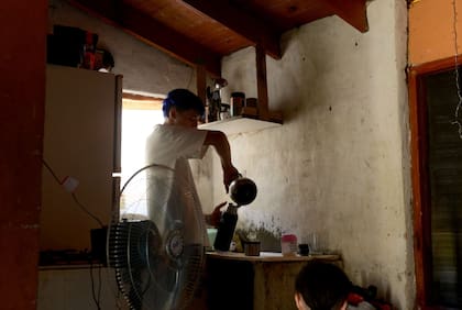 Hugo y Sofía quieren empezar con la pizzería en la cocina de su casa.