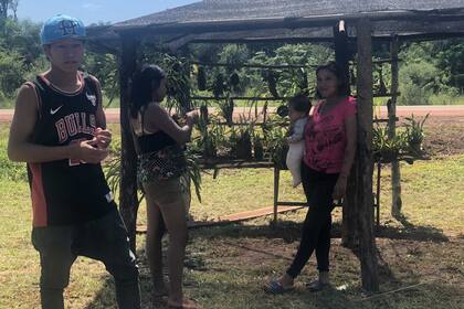 Hugo y su familia se sostienen gracias a la venta de orquídeas a turistas que paran en la ruta