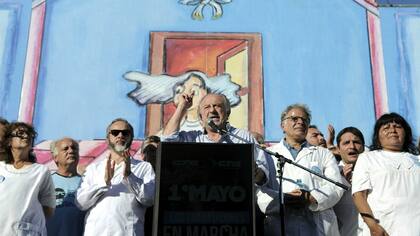 Hugo Yasky frente a la carpa en el Congreso