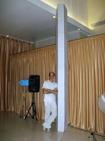 Hugo Zuccarelli, posado sobre un parlante holofónico
