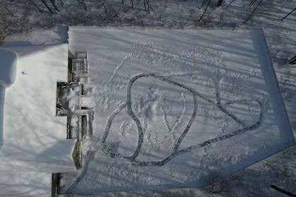 Hugues había comenzado a despejar una pequeña zona para que los perros pudieran salir. Pero se dejó llevar y dos horas después, tenía armado un laberinto.