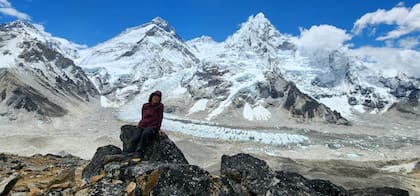 Huilén Pascual, chef de montaña, posando con el Everest de fondo