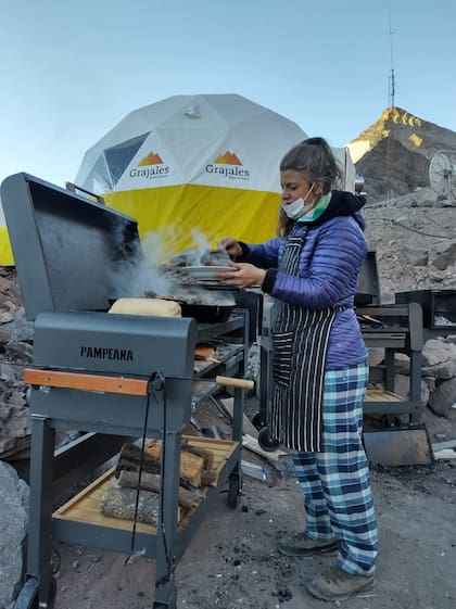 Huilén Pascual cocinando en el Aconcagua