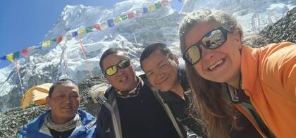 Huilén Pascual junto a miembros de la expedición en el Everest