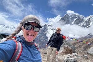 Huili y Luz, en el Everest, antes de llegar al campamento base