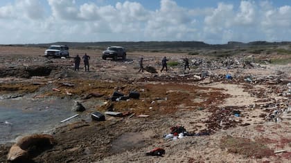 Cuatro venezolanos murieron ayer al naufragar la embarcación con la que intentaban llegar a la isla de Curazao, mientras que 28 continúan desaparecidos