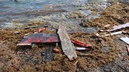 Los restos de la embarcación quedaron esparcidos en la playa