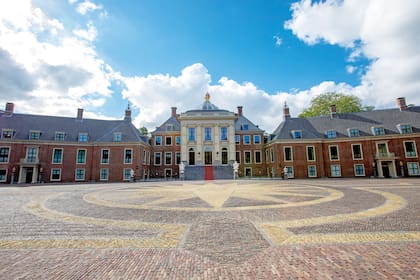 Huis ten Bosch, es el palacio donde viven Sus Majestades junto a sus tres hijas, las princesas Amalia, Alexia y Arianne.