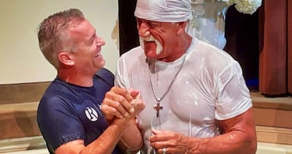 Hulk Hogan, el famoso luchador y estrella de televisión, se bautizó en una iglesia bautista de Florida