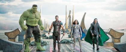 Hulk (Mark Ruffalo) junto a Thor (Chris Hemsworth), Valkyrie (Tessa Thompson) y Loki (Tom Hiddleston), en la nueva Thor: Ragnarok