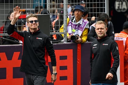 Hülkenberg, de 36 años, y el danés Kevin Magnussen, de 31, son los corredores de Haas; el alemán es uno de los dos pilotos que más veces corrieron sin haber triunfado, 208, y el escandinavo está quinto en esa lista histórica, con 168.