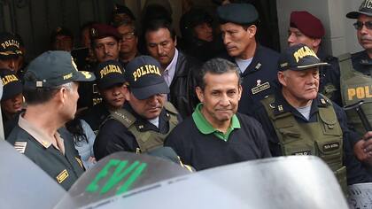 Humala, ayer, al salir del Palacio de Justicia para ser trasladado a una cárcel de Lima