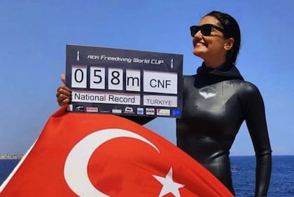La apneista turca Yagmur Ergun sabe que puede competir contra atletas de talla mundial, pero no tiene el apoyo financiero que le permita renunciar a su trabajo.