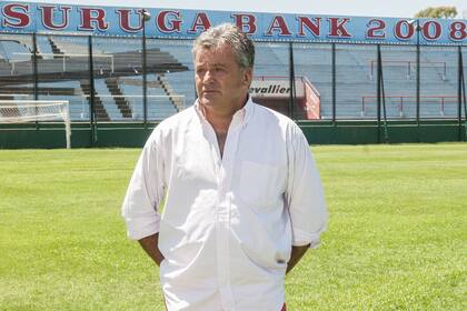 Humberto Grondona en la cancha de Arsenal, club fundado por su padre y otros dirigentes el 11 de enero de 1957. El estadio lleva el nombre Julio Humberto Grondona.