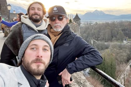 Humberto junto a sus dos hijos, Sebastián y Emiliano.