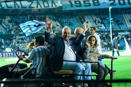 Humberto Maschio, en carrito, de paseo por el Cilindro