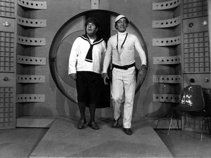 Humberto Ortiz -Coquito- en blanco y negro junto al Negro Olmedo -el capitán Piluso- en plena acción en las tardes de Canal 7