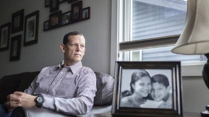 Humberto Romero, un ingeniero en petróleo, llegó en 2005 a Alberta, Canadá, con su familia. Lleva un año sin empleo.