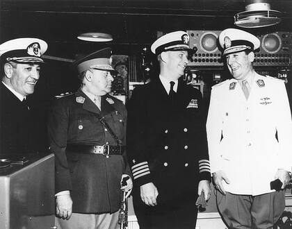 Humberto Sosa Molina (segundo desde la izquierda) junto a Juan Domingo Perón y otros militares en el USS Huntington, en el año 1948