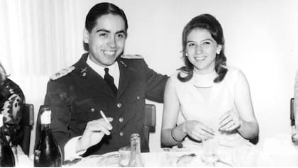 Humberto Viola, ya recibido de oficial, sonríe junto a "Maby", el amor de su vida, en una cena.