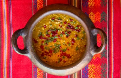 Humeante locro en olla de barro de La Casa.