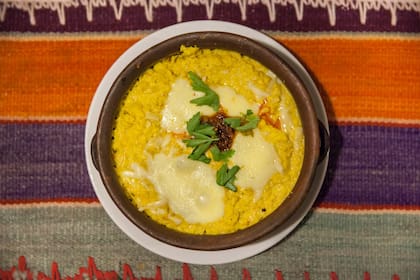 Humita en cuenco de barro de La Picadita, en Tilcara. La preparan con maíz, cebolla y tres tipos de queso.