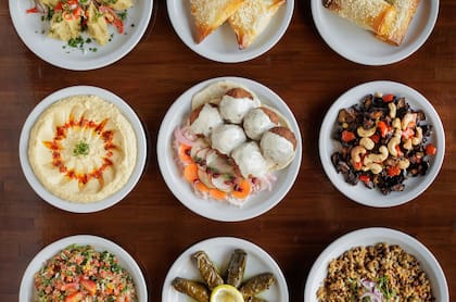 Hummus, tabulé, yayekh, bastermá, chi kofte, berenjenas Yerevan, sarma frío, son algunos de los platitos típicos de la cocina armenia.