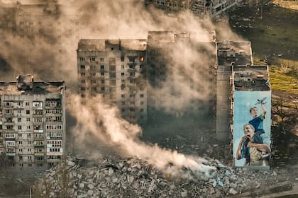 Humo cubre edificios en Bakhmut, el lugar en donde se desarrollaron los combates más intensos contra soldados rusos en la región Donetsk, Ucrania, el miércoles 26 de abril de 2023. (AP Foto/Libkos)