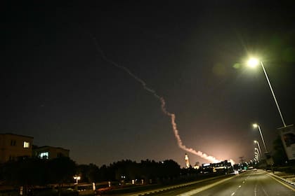 Humo de una presunta interceptación de cohetes se observa en el cielo sobre Dubai