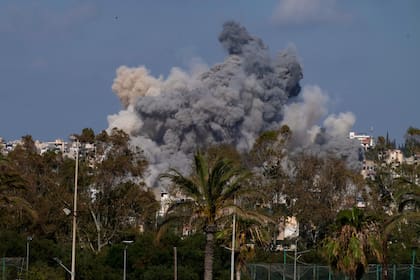 Humo elevándose de un ataque aéreo israelí que golpeó el pueblo de Burj al-Shamali cerca del puerto sureño de Tiro, Líbano, el martes 2 de junio de 2026. (AP Foto/Mohammed Zaatari)