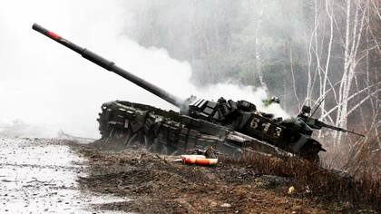 Humo elevándose desde un tanque ruso destruido en Ucrania, 26 de febrero.