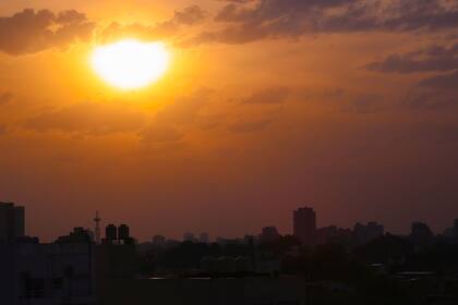 Humo en la ciudad de Buenos Aires debido a los incendios en el Delta