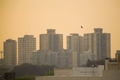 Humo en la ciudad de Buenos Aires debido a los incendios en el Delta