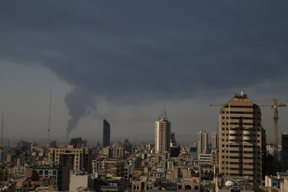 Humo en una instalación petrolera iraní, al parecer después de un bombardeo israelí, en el sur de Teherán, el 15 de junio del 2025. (AP foto)
