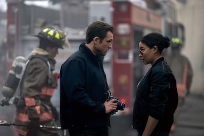 Humo juega con la dinámica entre dos investigadores que siguen la pesquisa de criminales piromaníacos, interpretados por Egerton y Jurnee Smollett, ambos traumados por experiencias pasadas con el fuego.