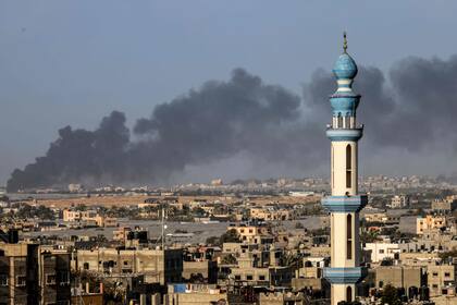 Humo ondeando sobre Khan Yunis, en el sur de la Franja de Gaza, durante el bombardeo israelí el 22 de enero de 2024. (AFP)