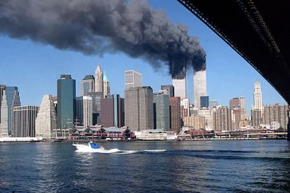 Humo sale de las torres del World Trade Center en Nueva York, el martes 11 de septiembre de 2001