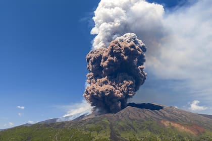 Humo se eleva desde el volcán Etna, en Italia, el lunes 2 de junio de 2025. (AP Foto/Giuseppe Distefano)
