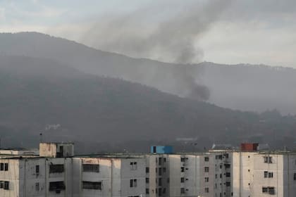 Humo se eleva desde Fuerte Tiuna, la principal guarnición militar de Caracas, Venezuela, después de que se escucharan múltiples explosiones y aeronaves sobrevolaran la zona, el sábado 3 de enero de 2026.