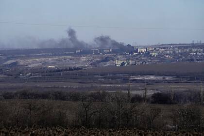 Humo se eleva durante los combates entre las fuerzas ucranianas y rusas en Soledar, región de Donetsk, Ucrania