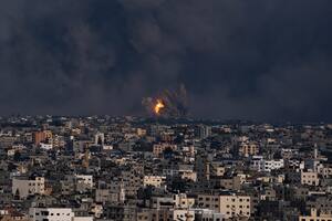 Humo y fuego se observan luego de un ataque aéreo israelí en la Ciudad de Gaza, el domingo 8 de octubre de 2023. (AP Foto/Fatima Shbair)
