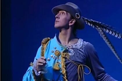 Julio Bocca como un vacilante príncipe en el ballet "El lago encantado" de Les Luthiers