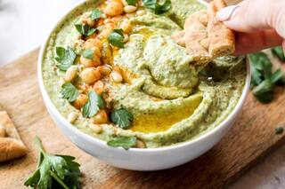 Humus con pesto de kale