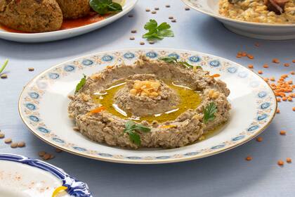 Humus, en vez de garbanzos, Faur lo hace con lentejas